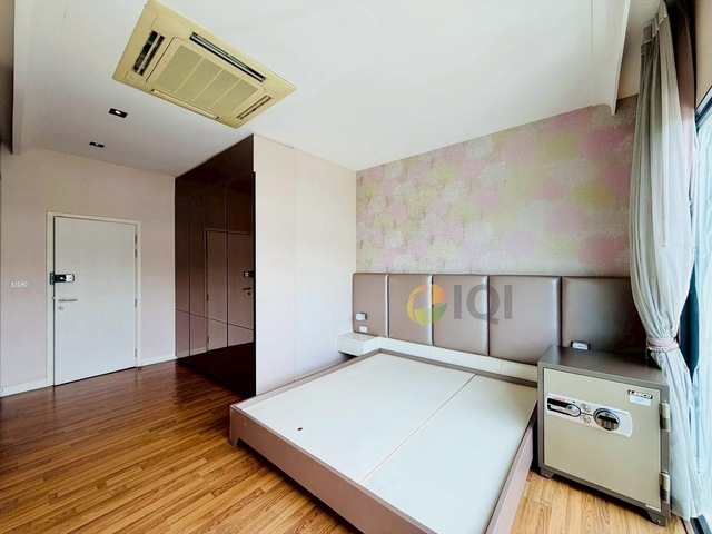 Luxury 4-story home office for sale in Enterprize Park, Bangna-Trat Road. Fully furnished with built-in features, ready to move in immediately. image