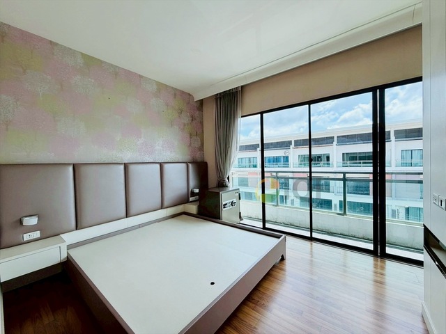 Luxury 4-story home office for sale in Enterprize Park, Bangna-Trat Road. Fully furnished with built-in features, ready to move in immediately. image