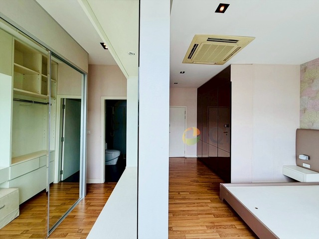 Luxury 4-story home office for sale in Enterprize Park, Bangna-Trat Road. Fully furnished with built-in features, ready to move in immediately. image