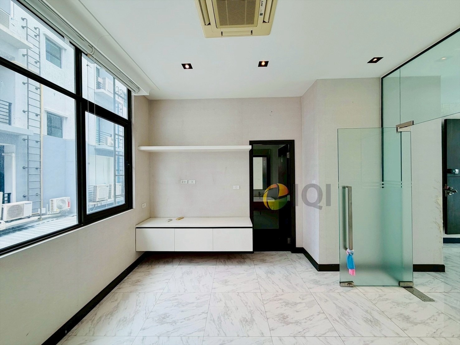 Luxury 4-story home office for sale in Enterprize Park, Bangna-Trat Road. Fully furnished with built-in features, ready to move in immediately. image