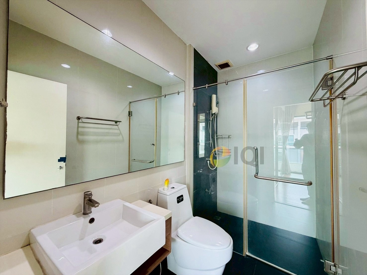 Luxury 4-story home office for sale in Enterprize Park, Bangna-Trat Road. Fully furnished with built-in features, ready to move in immediately. image