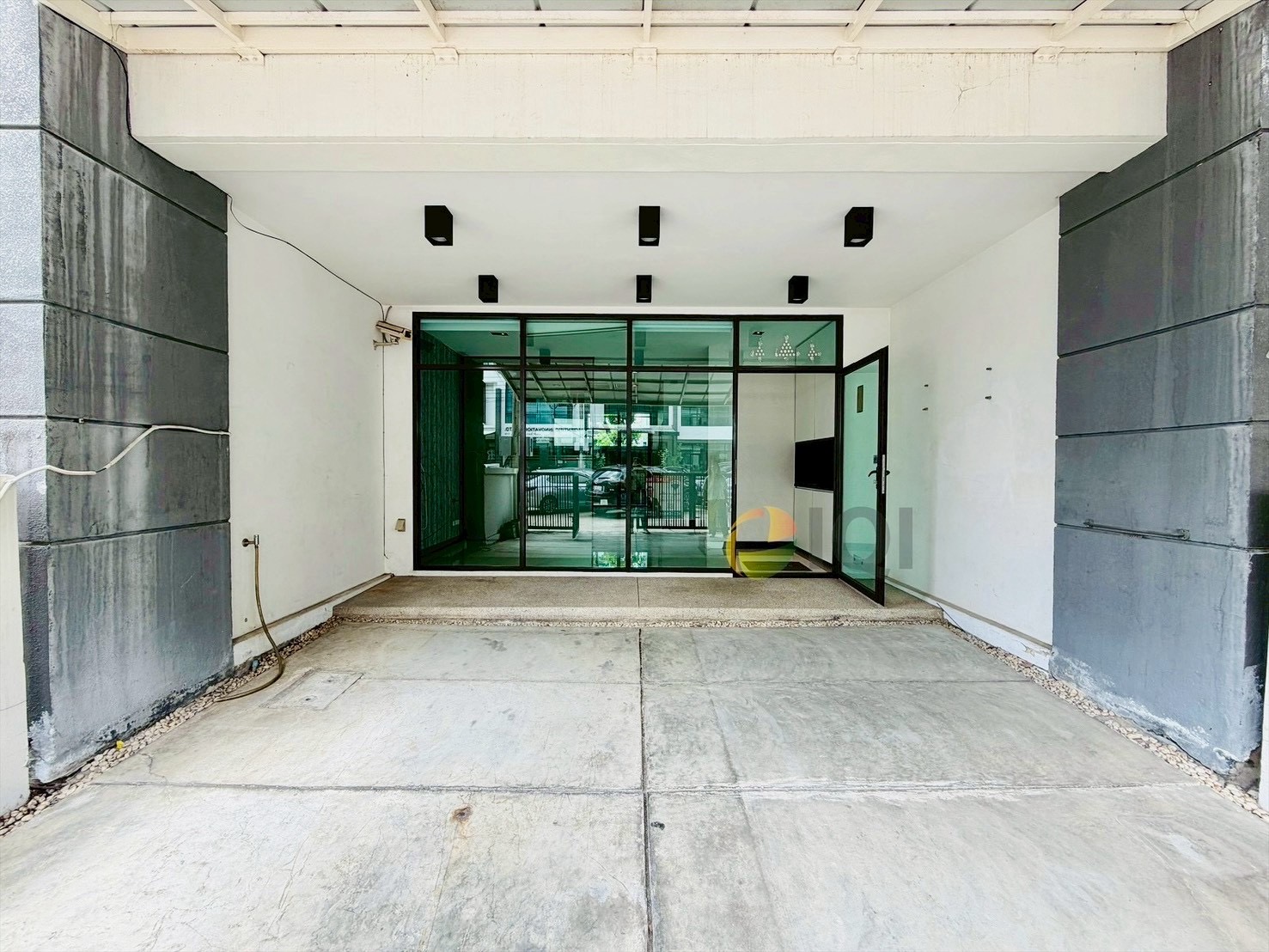 Luxury 4-story home office for sale in Enterprize Park, Bangna-Trat Road. Fully furnished with built-in features, ready to move in immediately. image