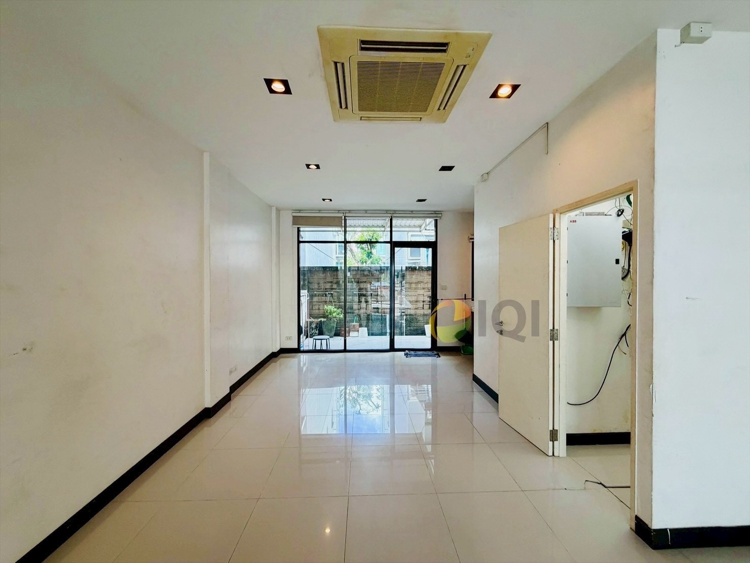 Luxury 4-story home office for sale in Enterprize Park, Bangna-Trat Road. Fully furnished with built-in features, ready to move in immediately. image