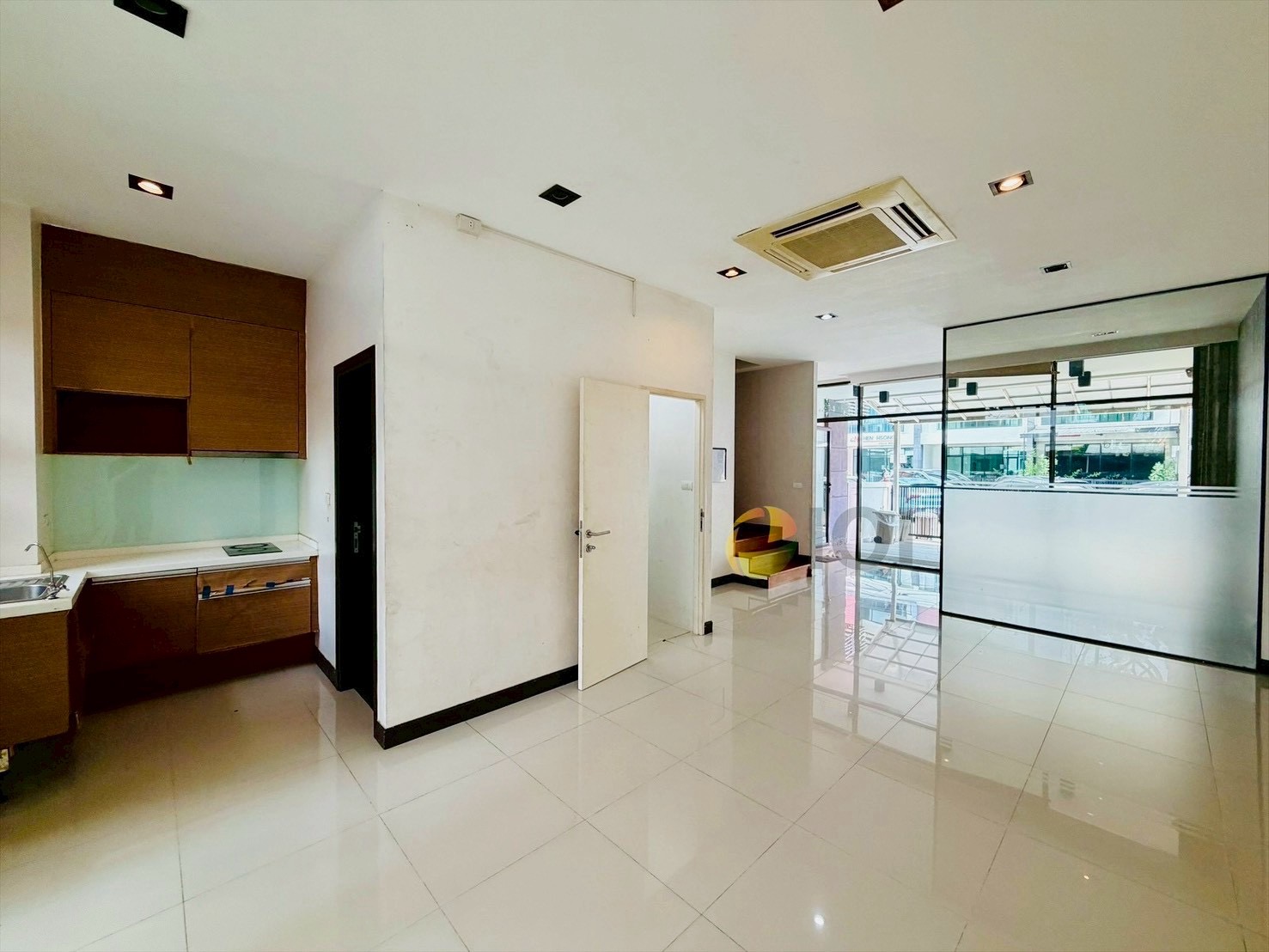 Luxury 4-story home office for sale in Enterprize Park, Bangna-Trat Road. Fully furnished with built-in features, ready to move in immediately. image