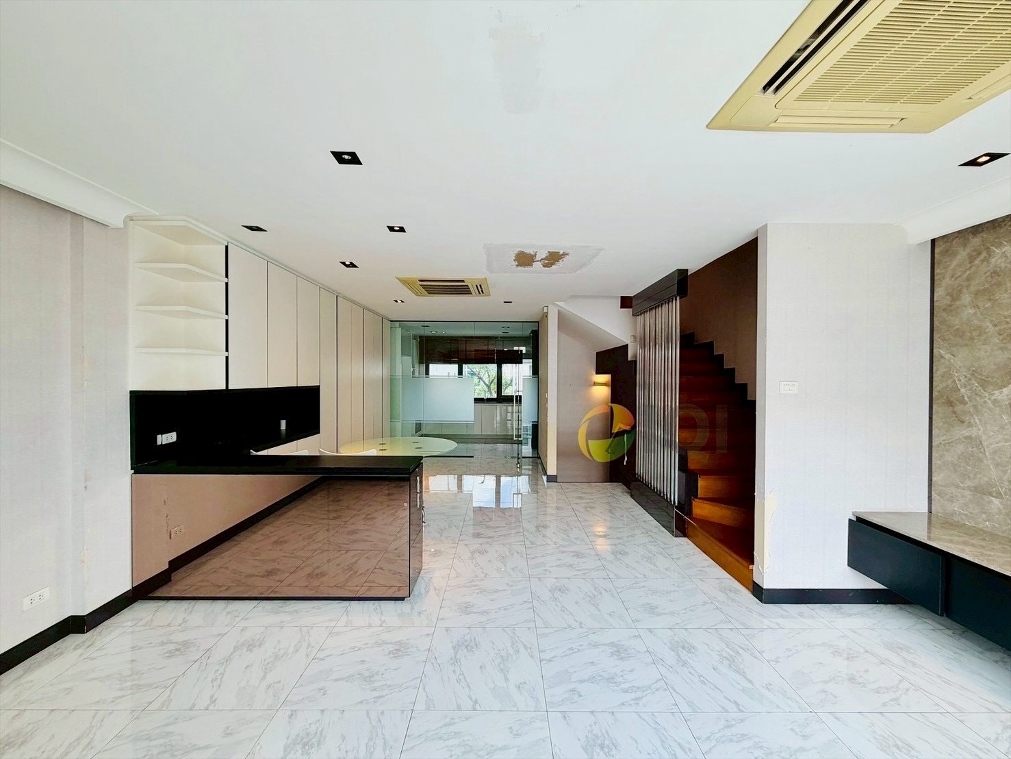 Luxury 4-story home office for sale in Enterprize Park, Bangna-Trat Road. Fully furnished with built-in features, ready to move in immediately. image