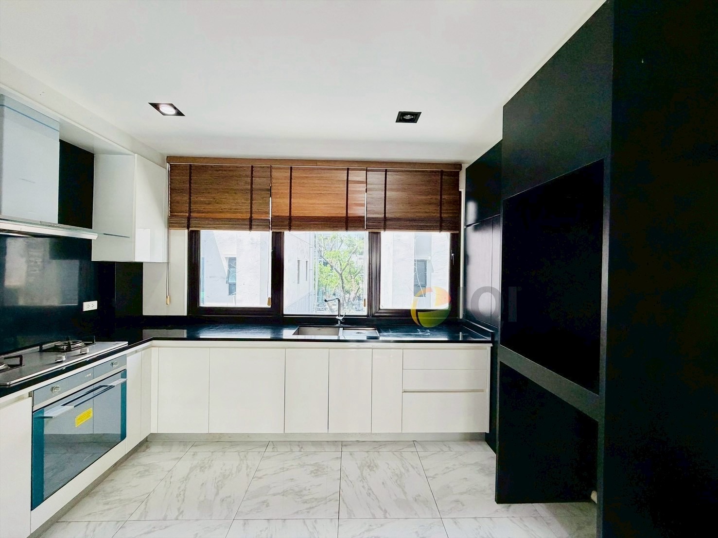 Luxury 4-story home office for sale in Enterprize Park, Bangna-Trat Road. Fully furnished with built-in features, ready to move in immediately. image