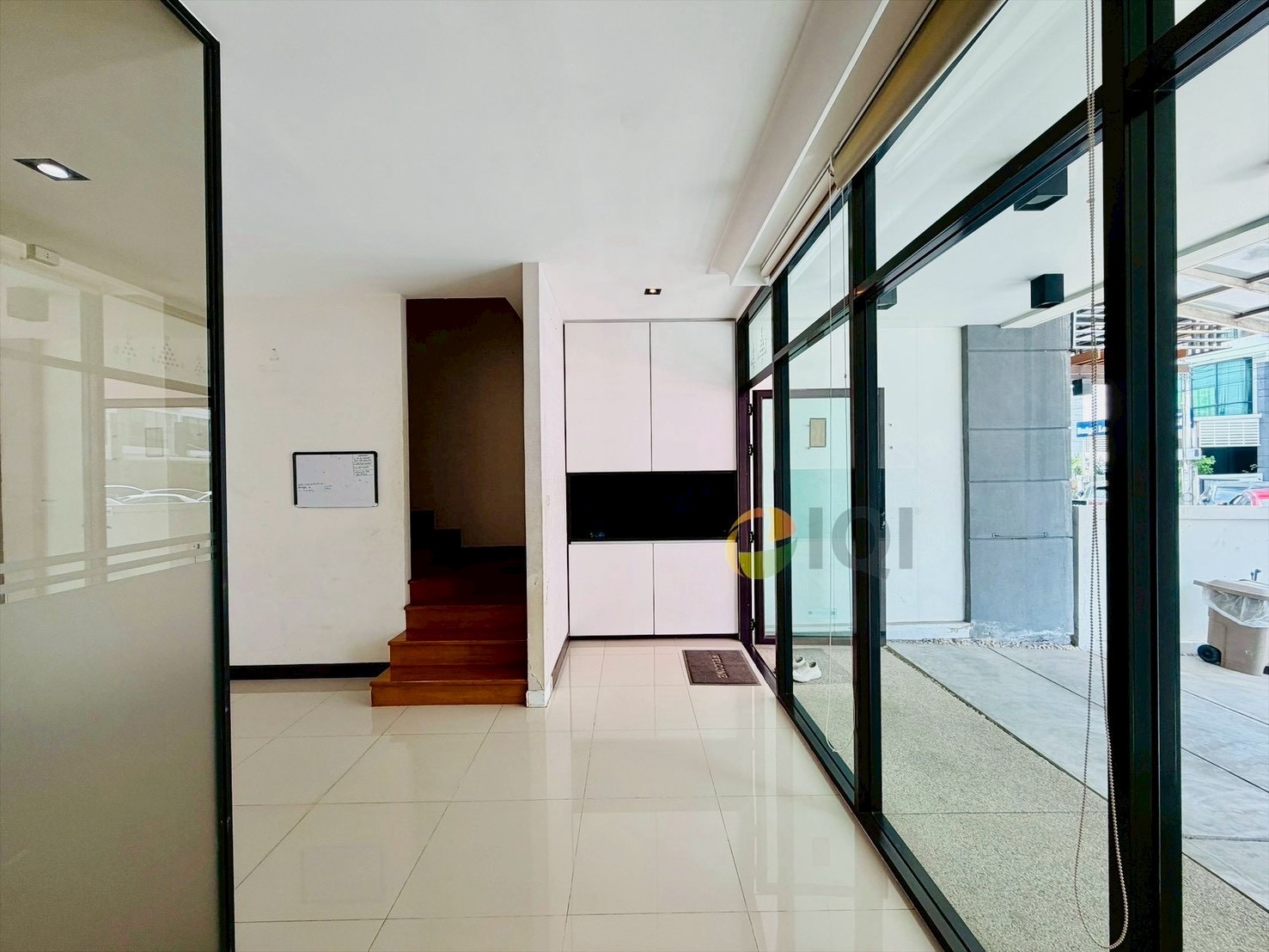 Luxury 4-story home office for sale in Enterprize Park, Bangna-Trat Road. Fully furnished with built-in features, ready to move in immediately. image