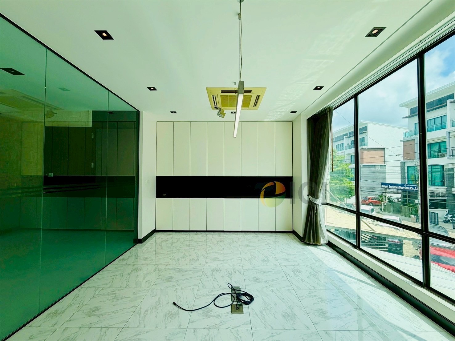 Luxury 4-story home office for sale in Enterprize Park, Bangna-Trat Road. Fully furnished with built-in features, ready to move in immediately. image