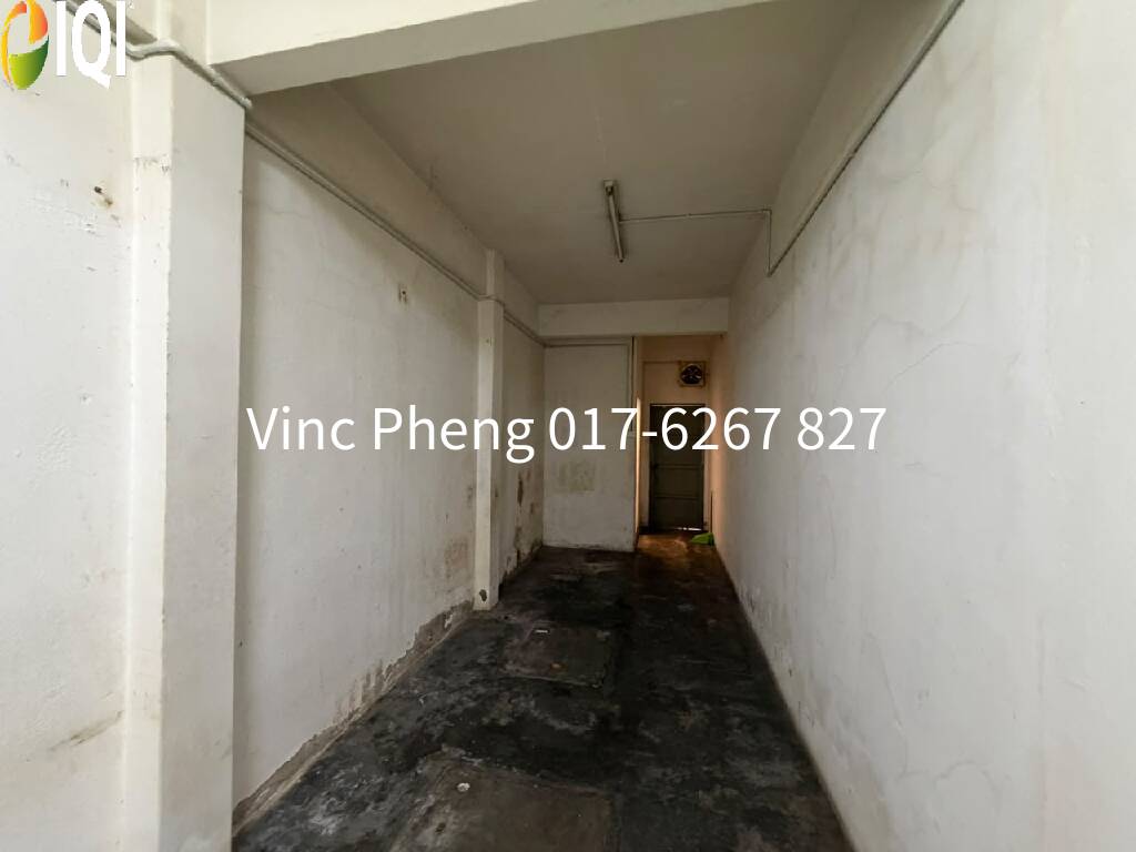 PRIME 22'x80' Shoplot Near Mature Housing Area at  Taman Melaka Baru image