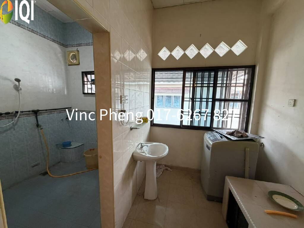 PRIME 22'x80' Shoplot Near Mature Housing Area at  Taman Melaka Baru image