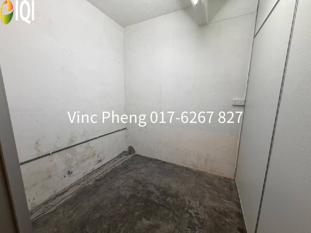 PRIME 22'x80' Shoplot Near Mature Housing Area at  Taman Melaka Baru image