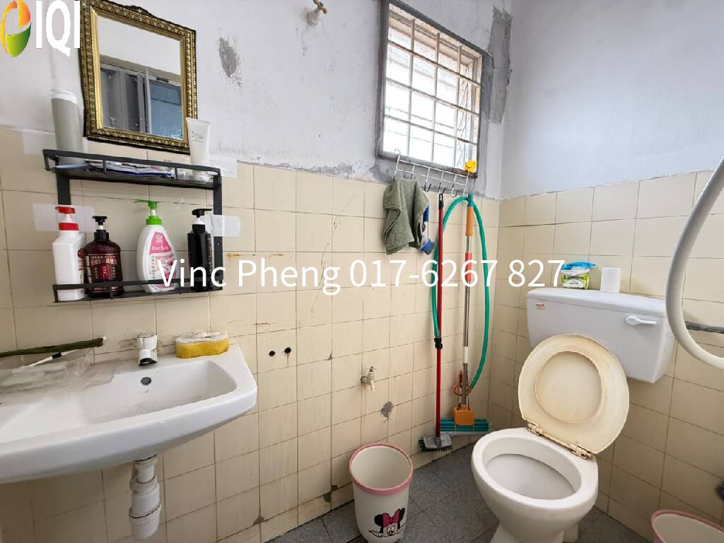 BELOW RM290K! 1.5 Storey Shoplot with RENTAL INCOME @ Batu Berendam image