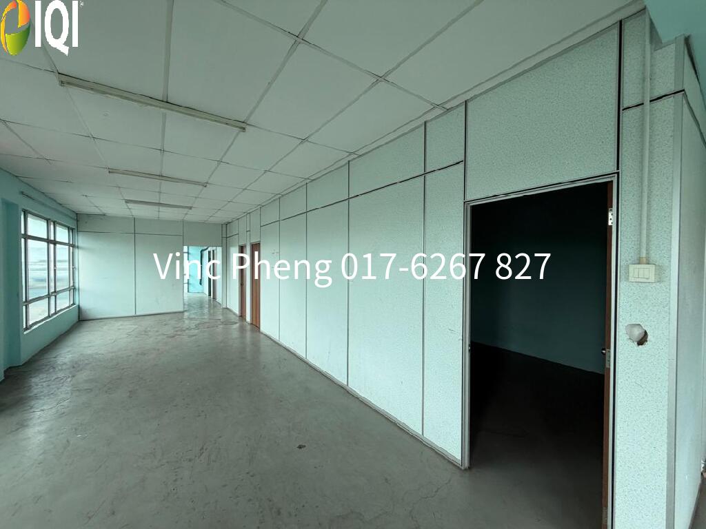 Corner 3-Storey Shoplot Facing Main Road @ Taman Teknologi Cheng image
