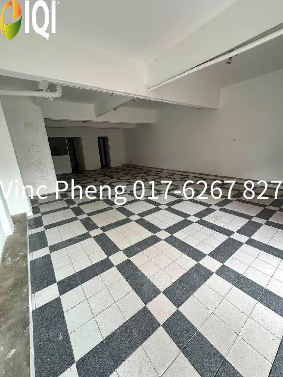 22' x 70' READY TO MOVE IN MAIN ROAD Shoplot For Sale @ Malim Jaya image