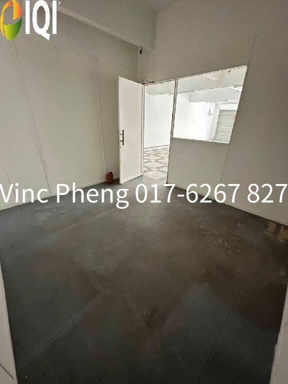 22' x 70' READY TO MOVE IN MAIN ROAD Shoplot For Sale @ Malim Jaya image