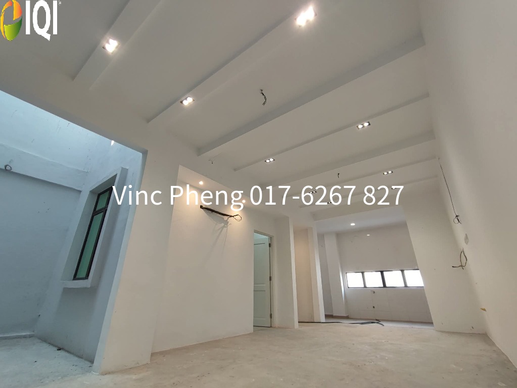MODERN RENOVATED 2.5 Storey Terrace near TARCOR PARK @ Limbongan Indah image