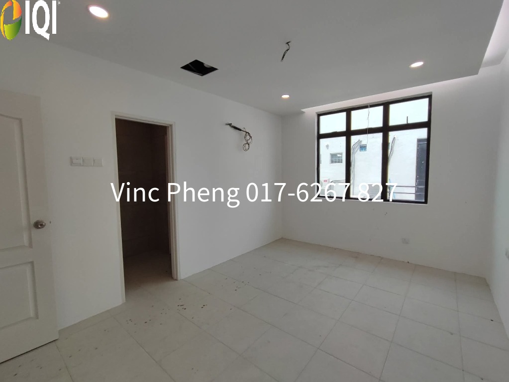 MODERN RENOVATED 2.5 Storey Terrace near TARCOR PARK @ Limbongan Indah image
