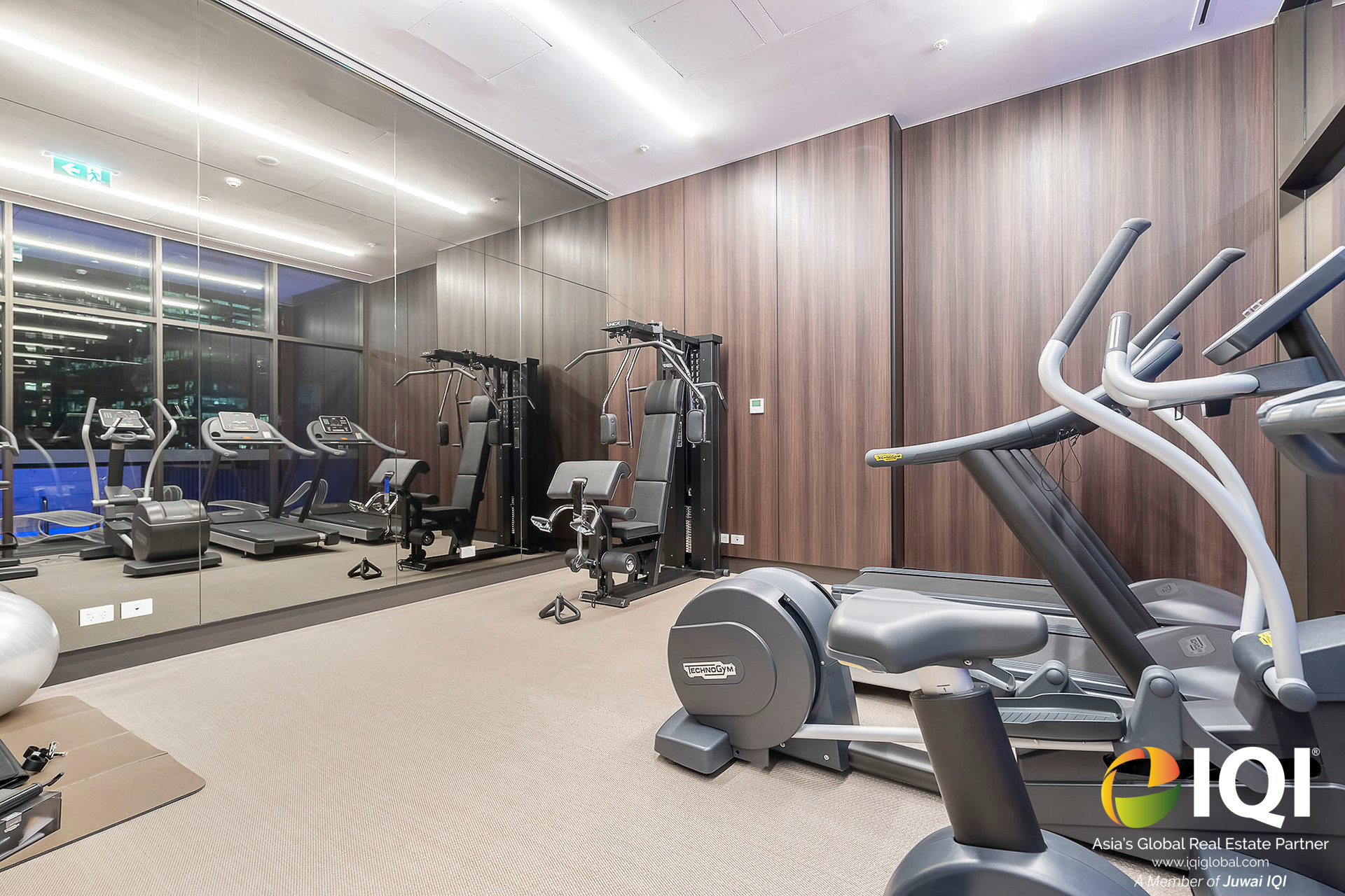 Premium Riverside Apartment Living Right At Elizabeth Quay! image