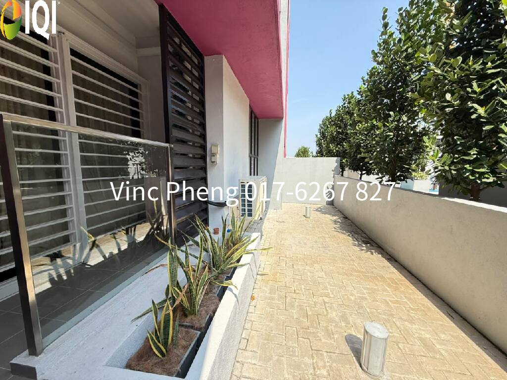 RARE GARDEN UNIT 1399sqft RENOVATED Condo @ Admiral Residence image
