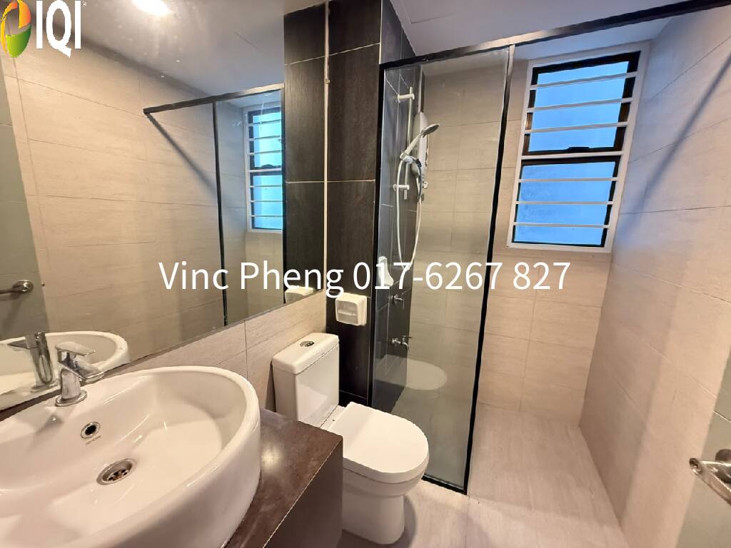 RARE GARDEN UNIT 1399sqft RENOVATED Condo @ Admiral Residence image