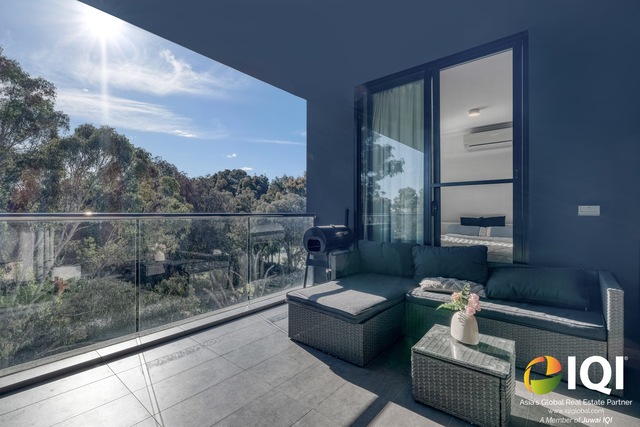 Contemporary Bottleyard Living Overlooking Robertson Park