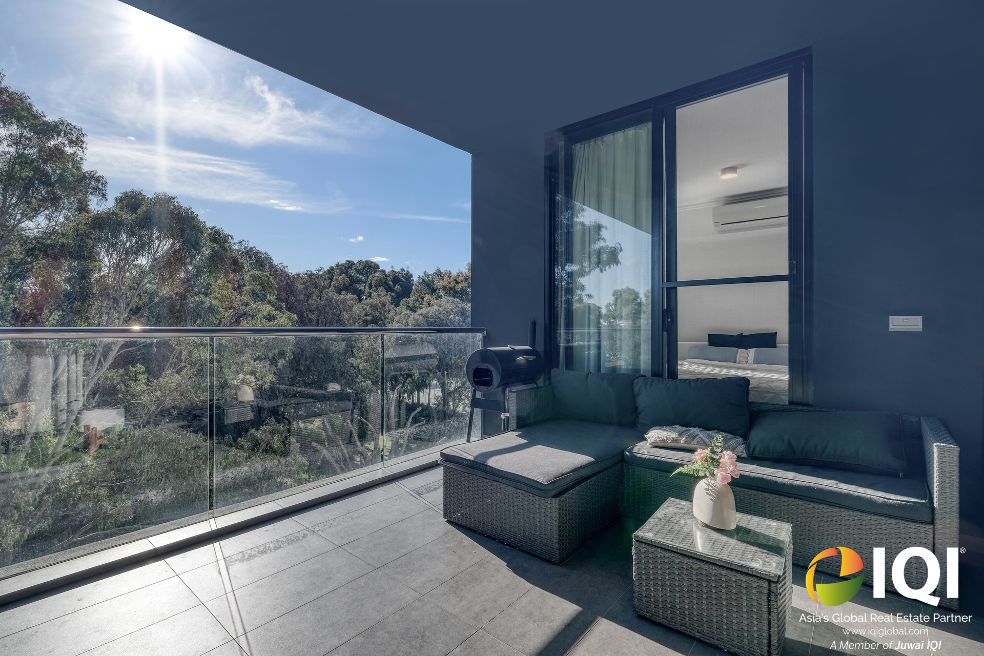 Contemporary Bottleyard Living Overlooking Robertson Park image