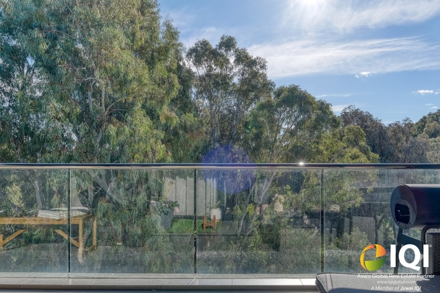 Contemporary Bottleyard Living Overlooking Robertson Park image