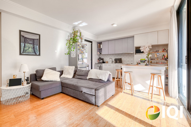Contemporary Bottleyard Living Overlooking Robertson Park image