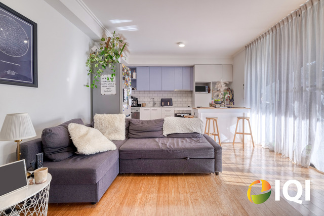 Contemporary Bottleyard Living Overlooking Robertson Park image