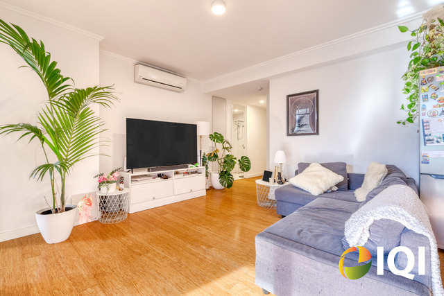 Contemporary Bottleyard Living Overlooking Robertson Park image