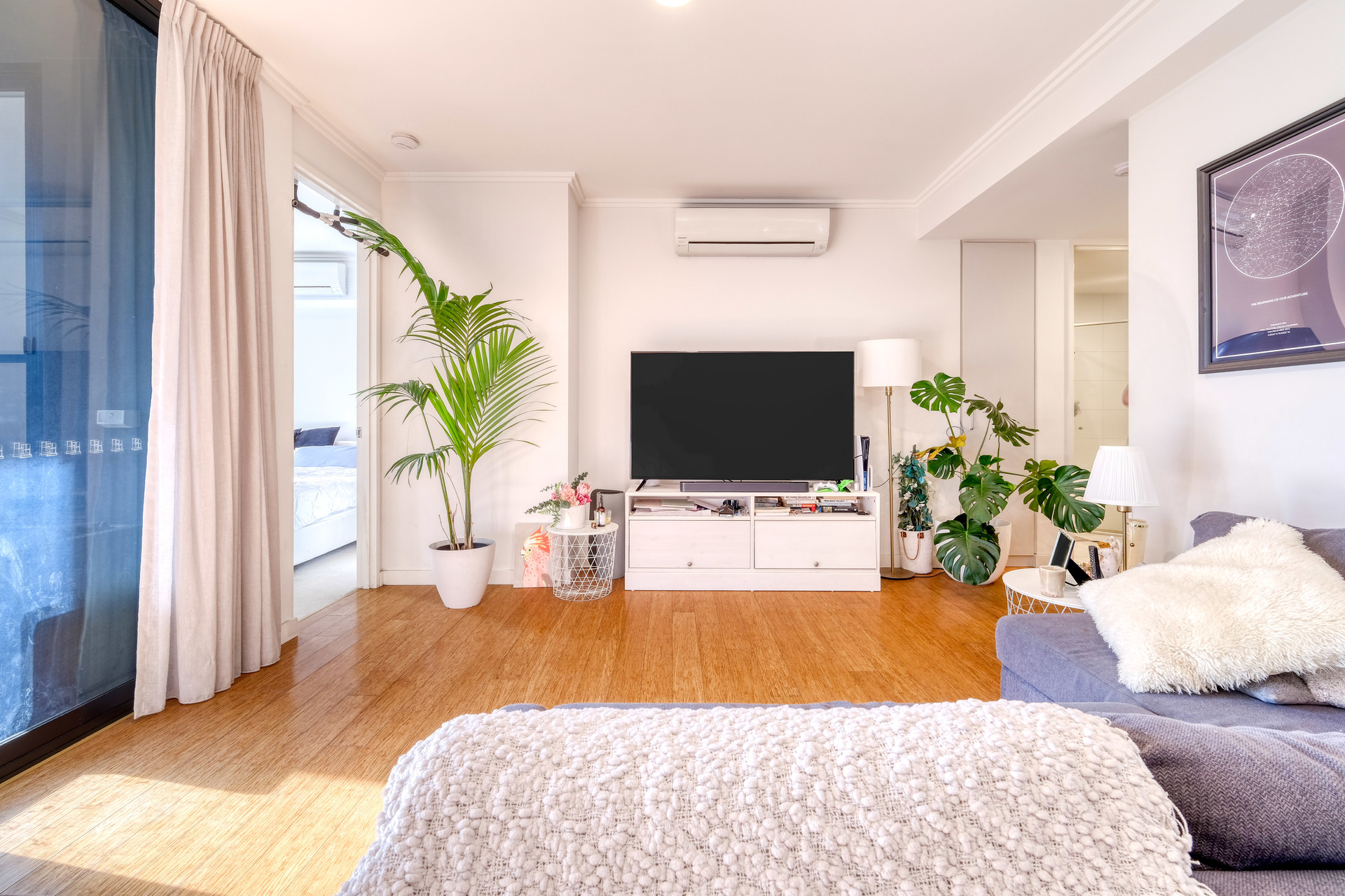 Contemporary Bottleyard Living Overlooking Robertson Park image