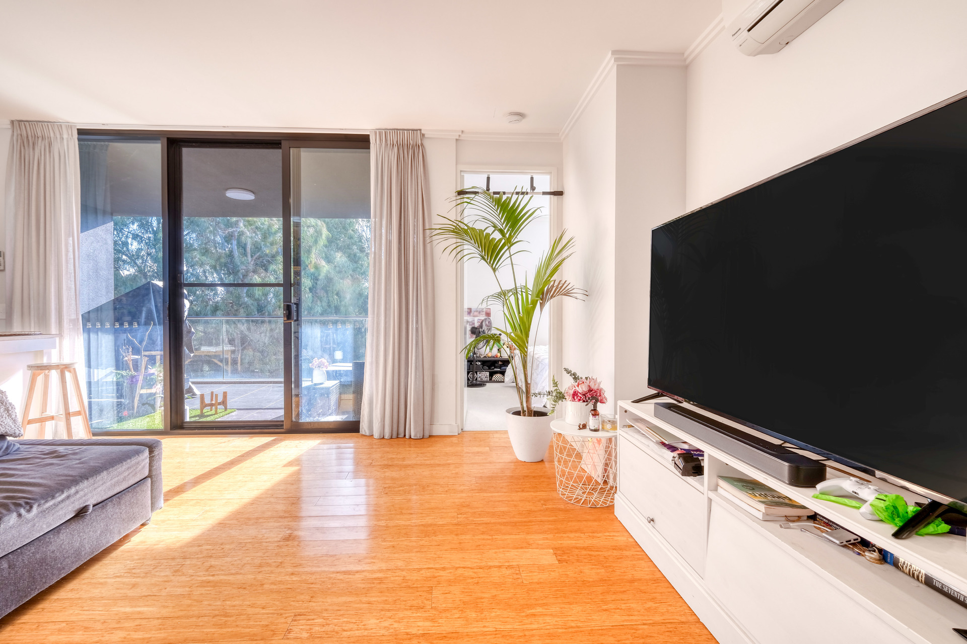 Contemporary Bottleyard Living Overlooking Robertson Park image