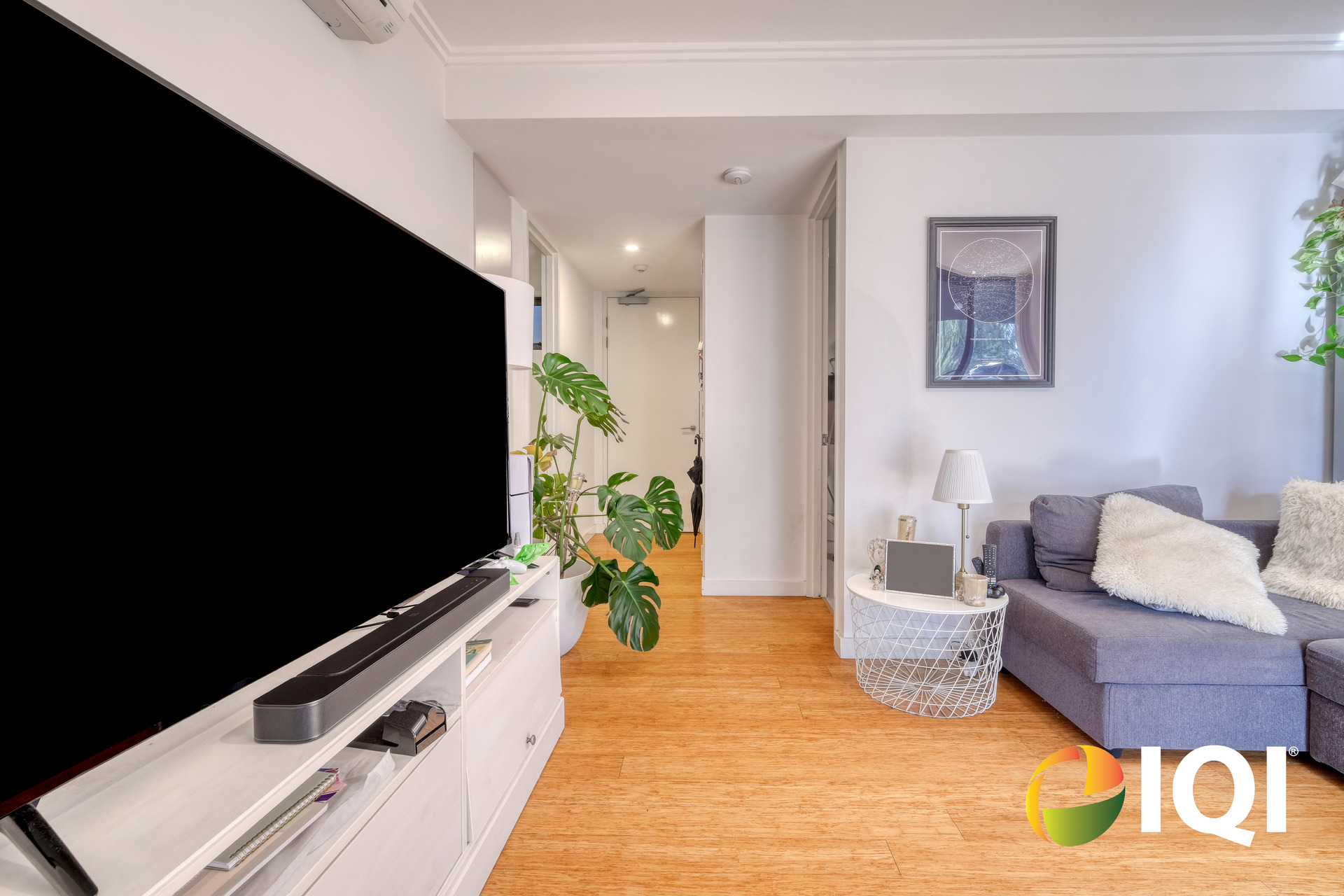Contemporary Bottleyard Living Overlooking Robertson Park image