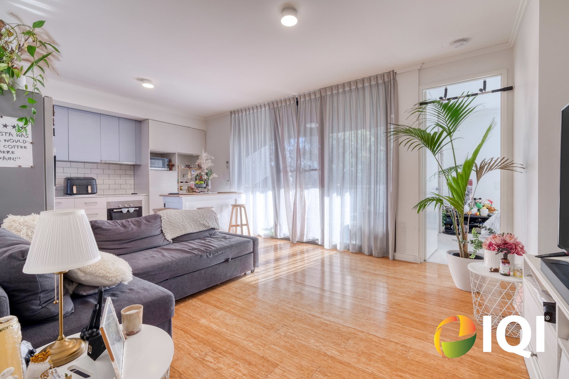 Contemporary Bottleyard Living Overlooking Robertson Park image