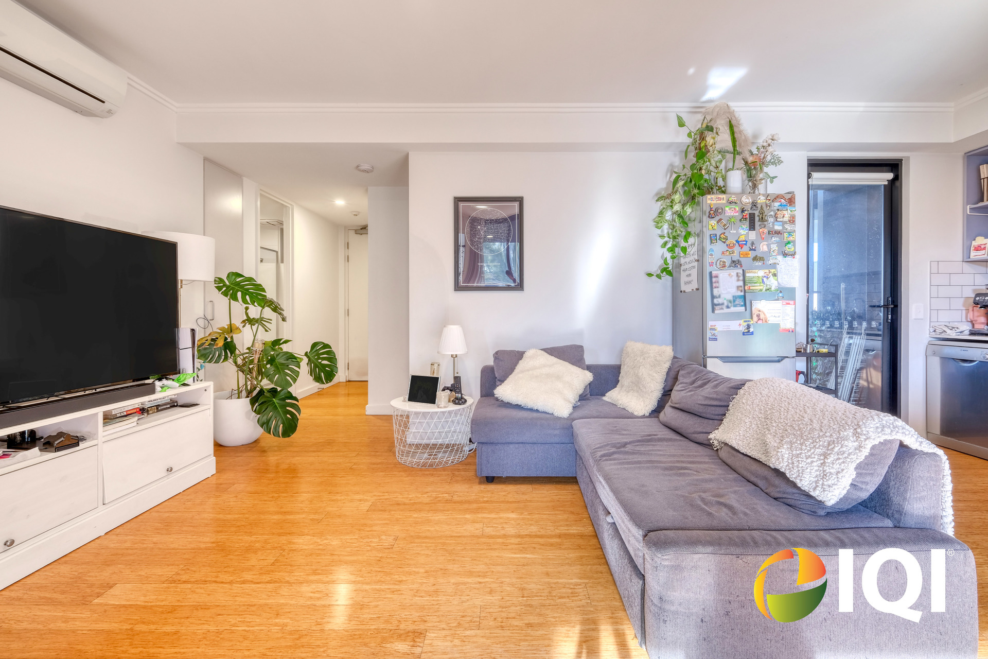Contemporary Bottleyard Living Overlooking Robertson Park image