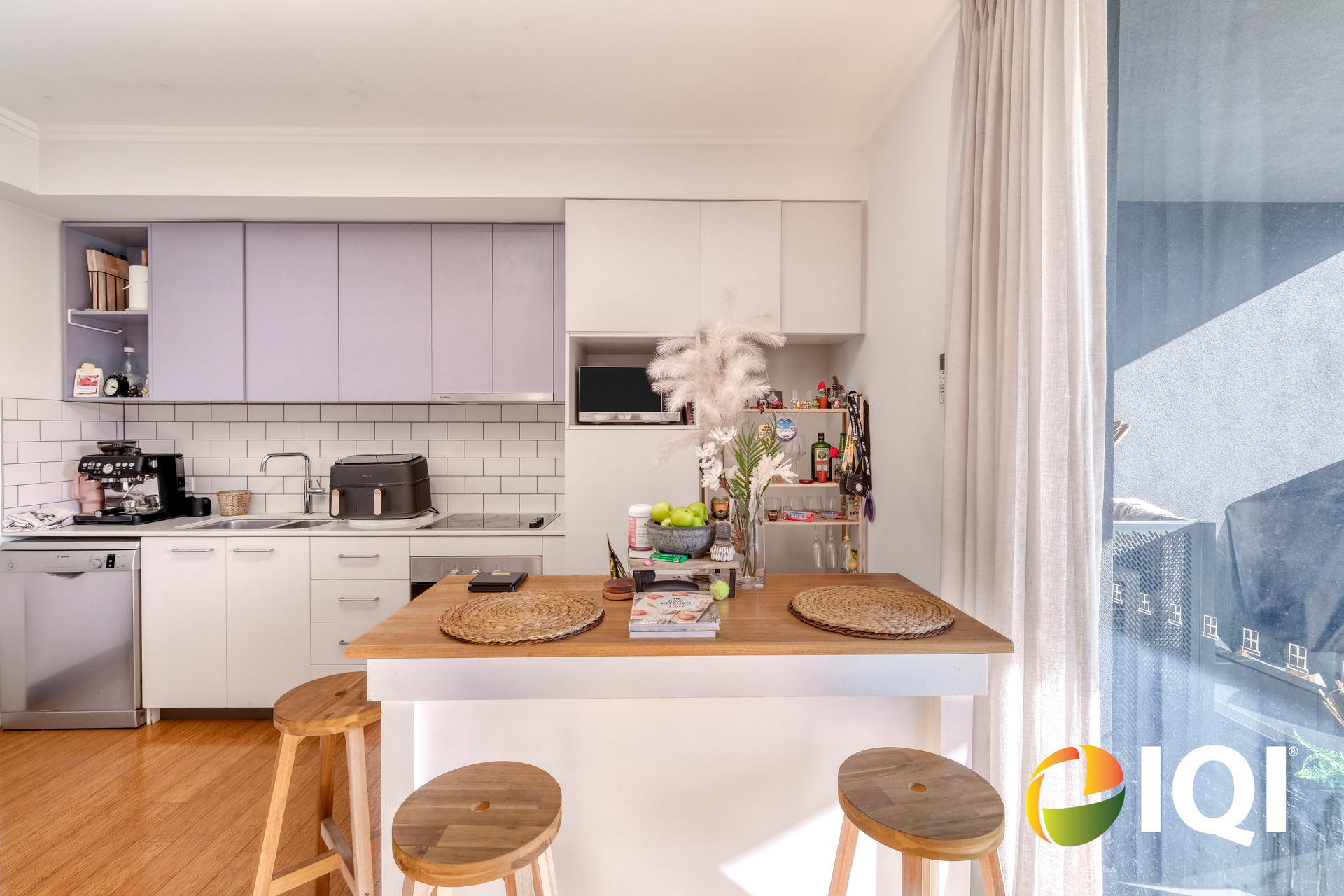 Contemporary Bottleyard Living Overlooking Robertson Park image