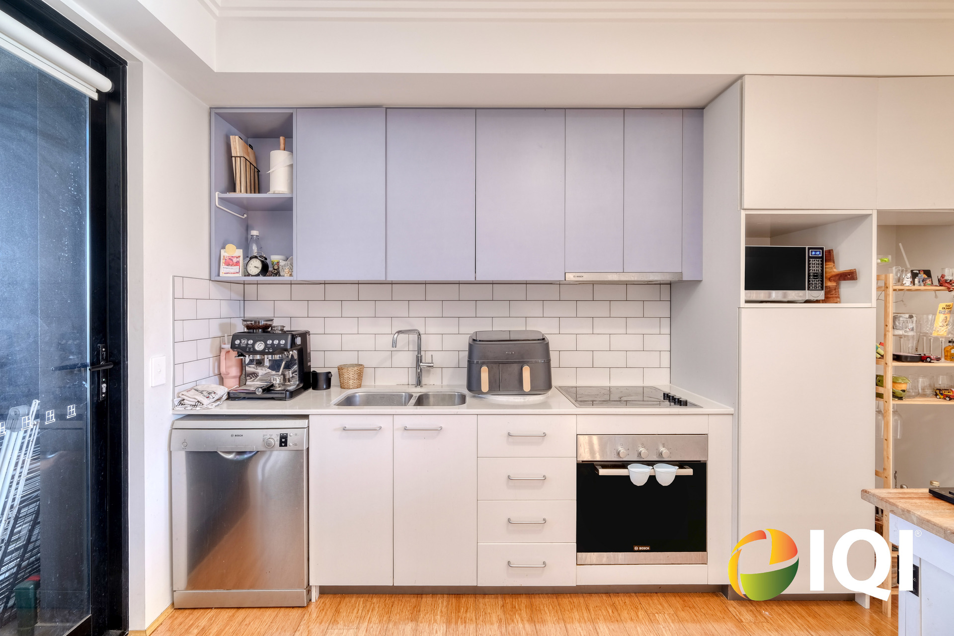 Contemporary Bottleyard Living Overlooking Robertson Park image