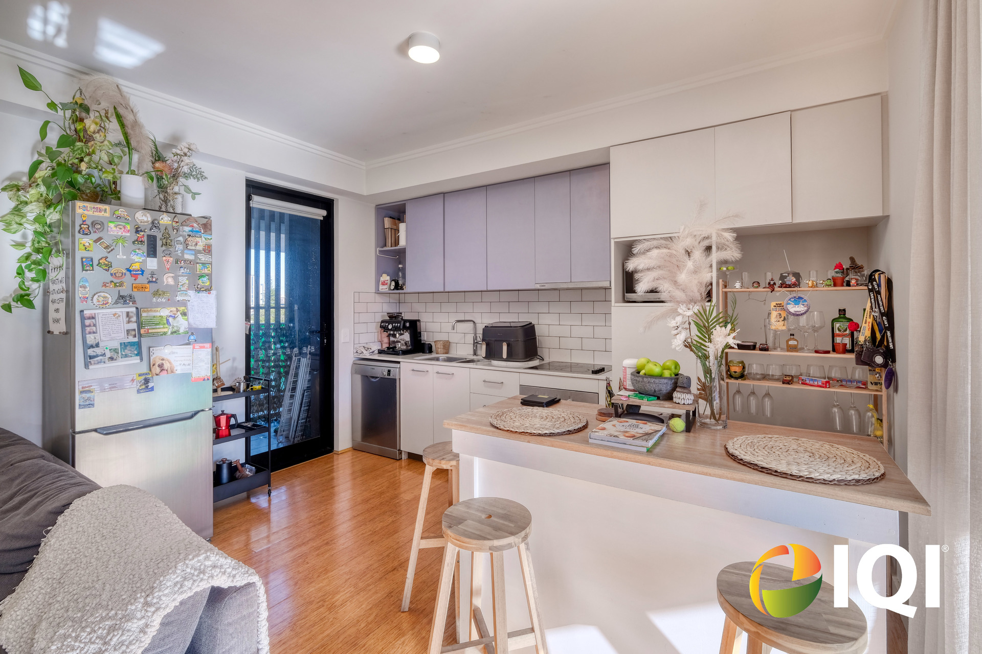 Contemporary Bottleyard Living Overlooking Robertson Park image