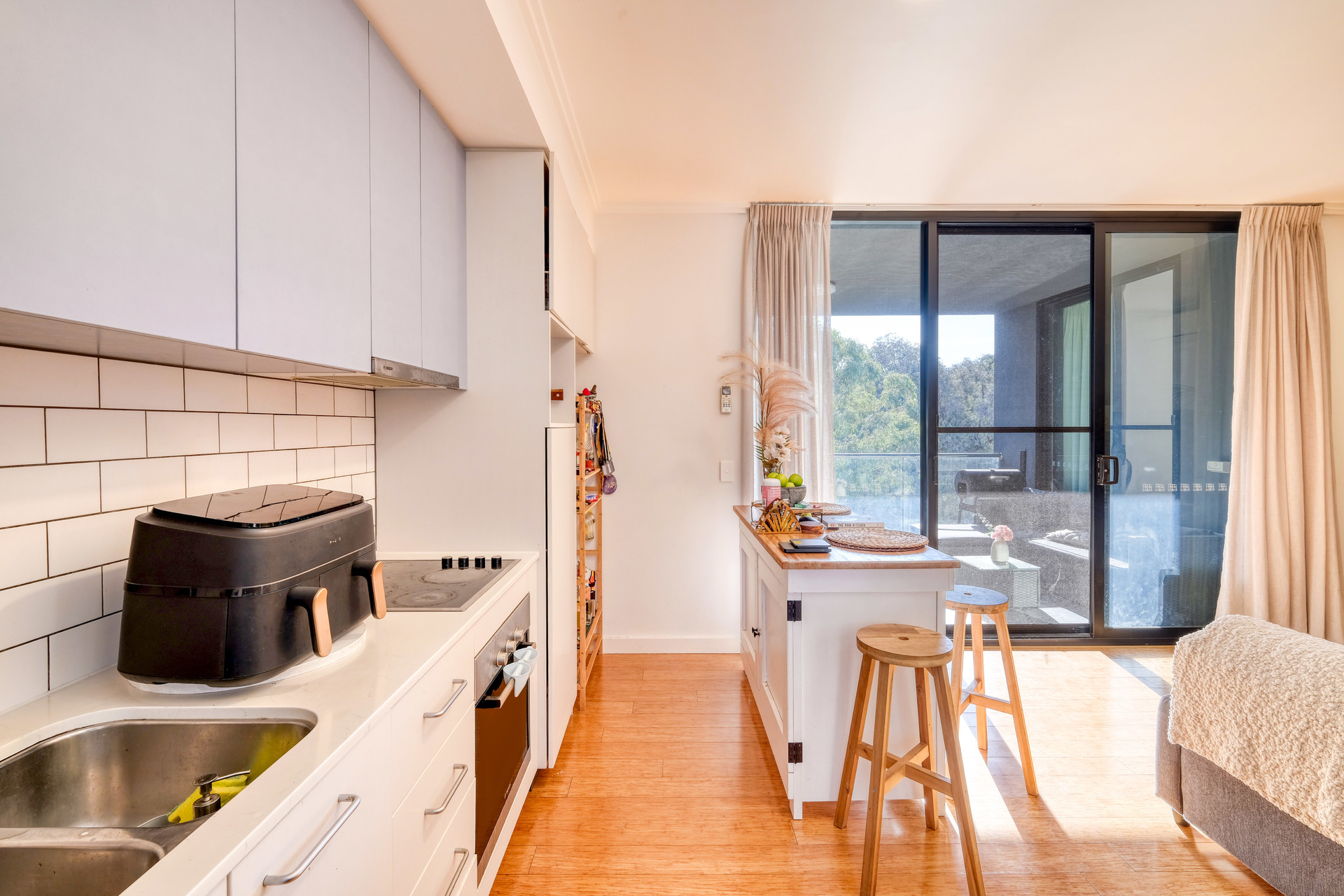 Contemporary Bottleyard Living Overlooking Robertson Park image