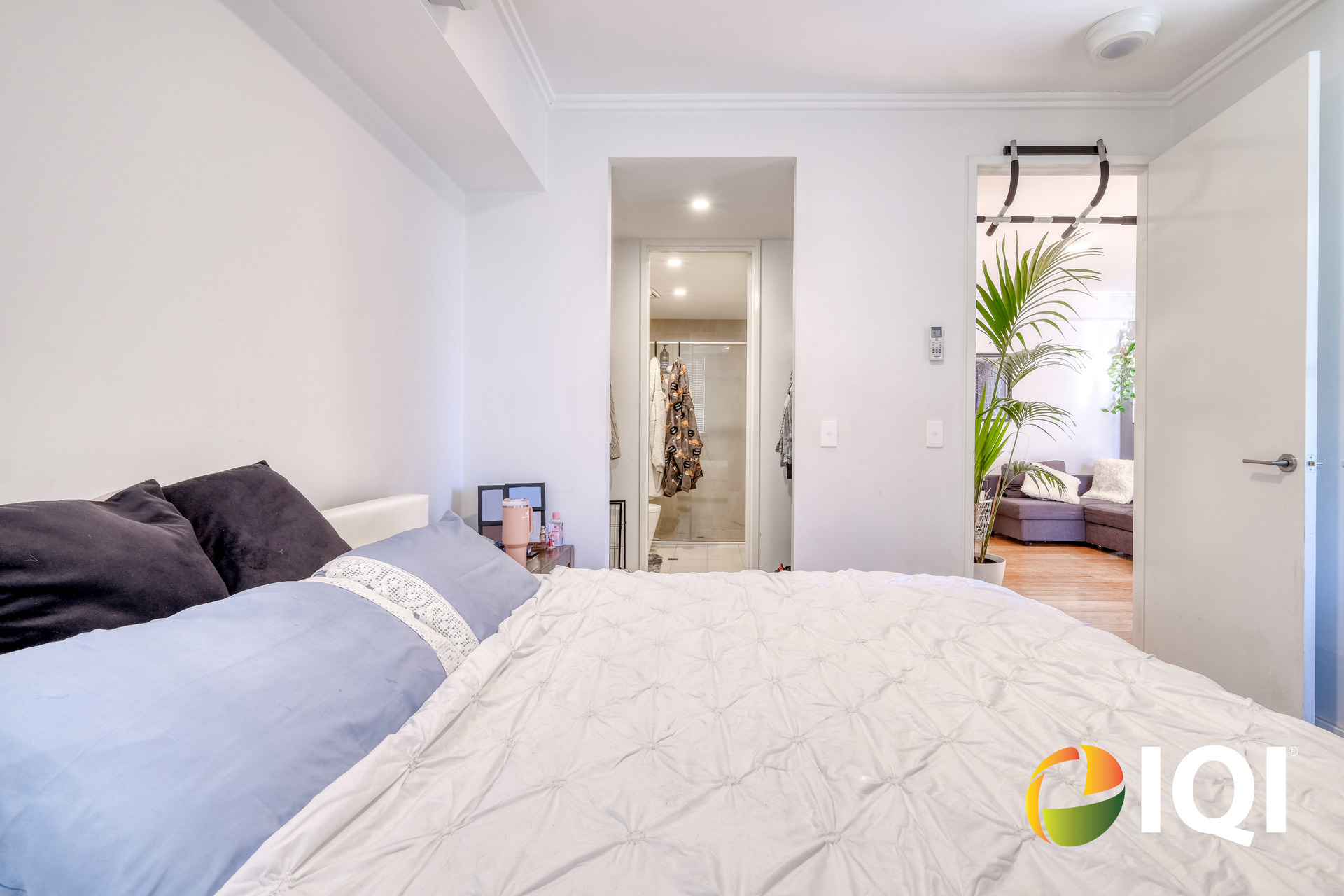 Contemporary Bottleyard Living Overlooking Robertson Park image