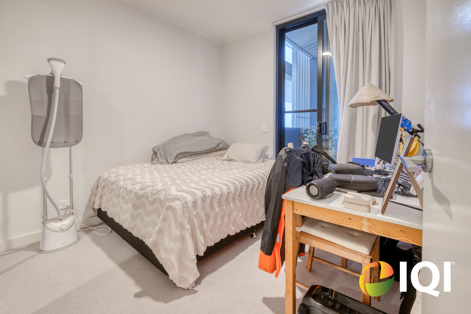 Contemporary Bottleyard Living Overlooking Robertson Park image