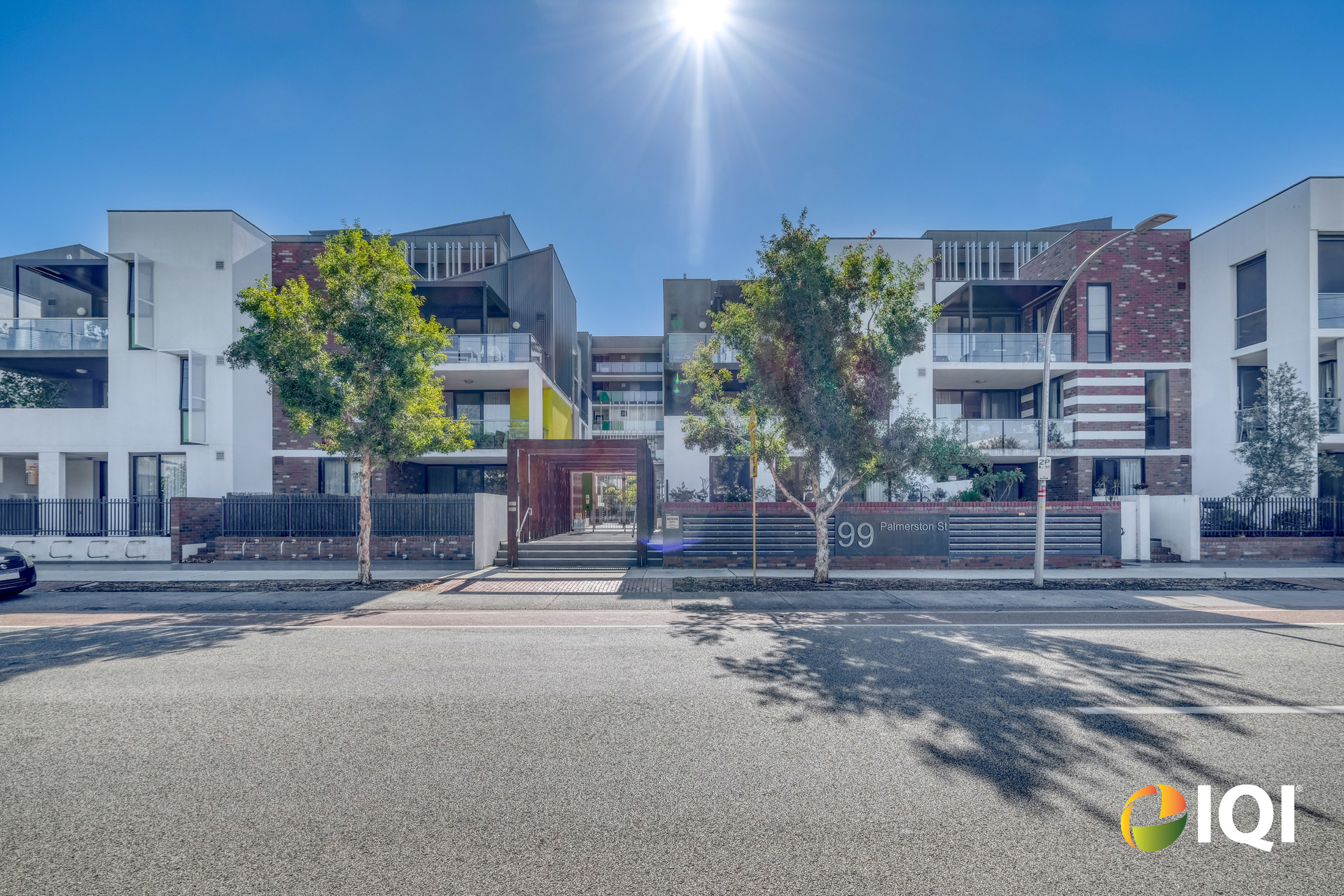 Contemporary Bottleyard Living Overlooking Robertson Park image