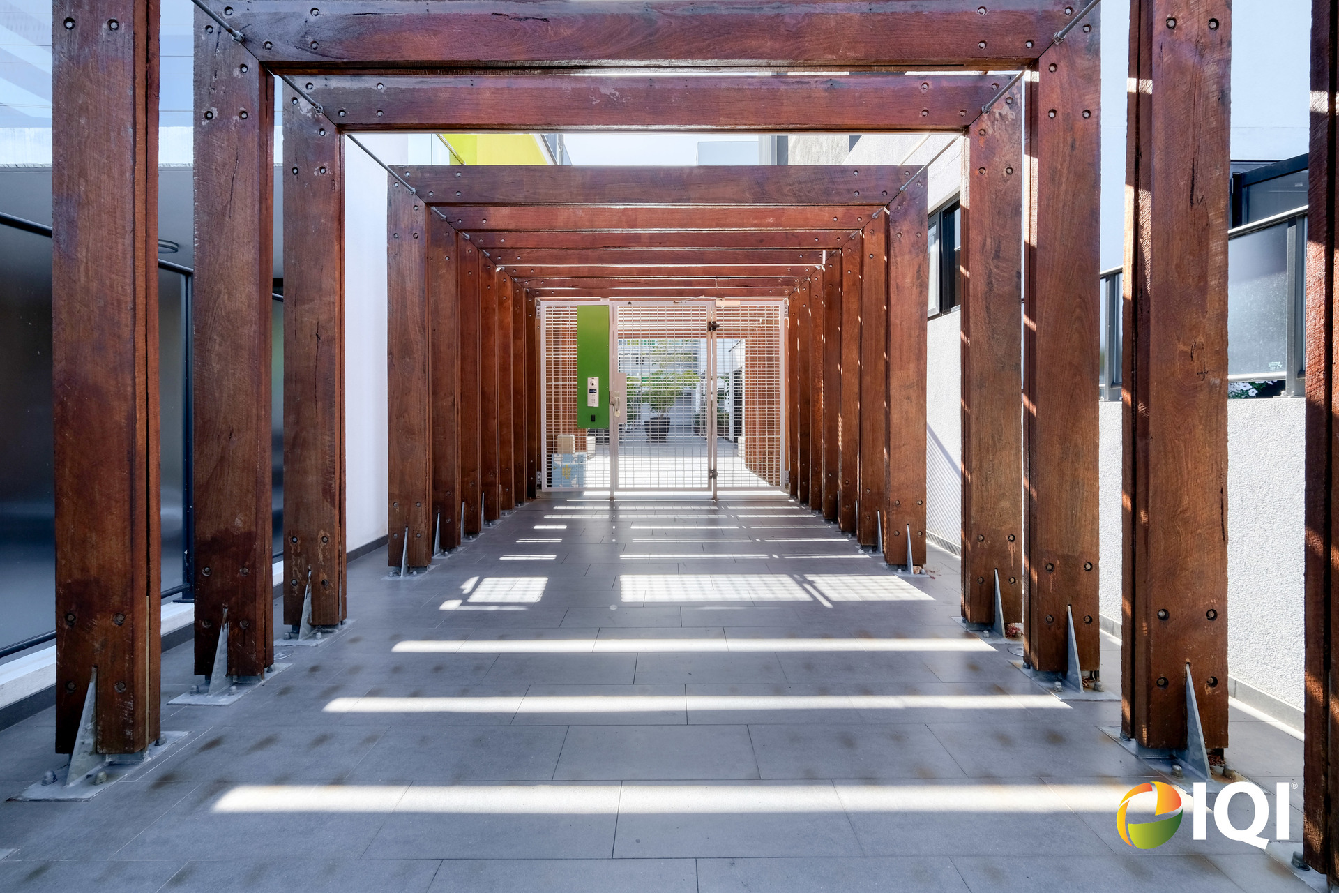 Contemporary Bottleyard Living Overlooking Robertson Park image
