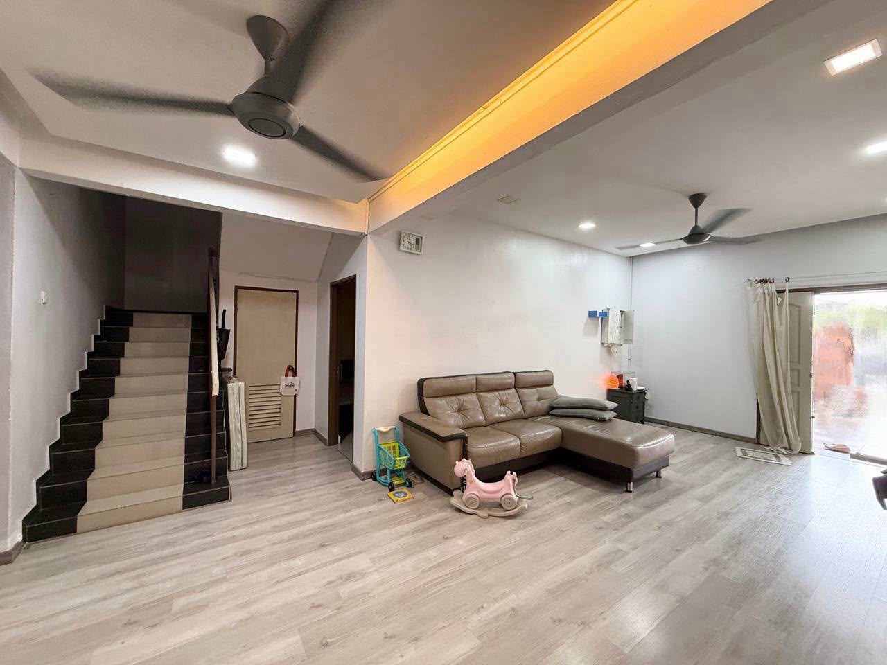 Taman Megah Ria 1.5 Sty Semi D,Jalan Api Api,Masai,Renovated,Extend image