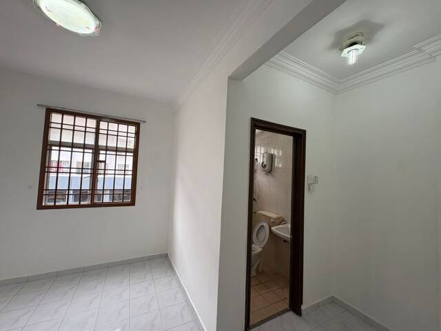Sri Putra Apartment,Bandar Putra Kulai,Level 1,Full Loan,Ioi Mall image