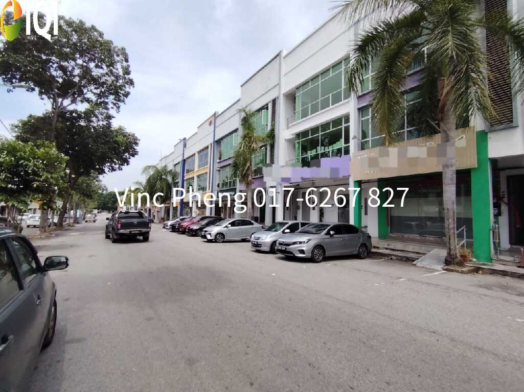 PRIME LOCATION 3-Storey Shoplot @ Cheng Utama image