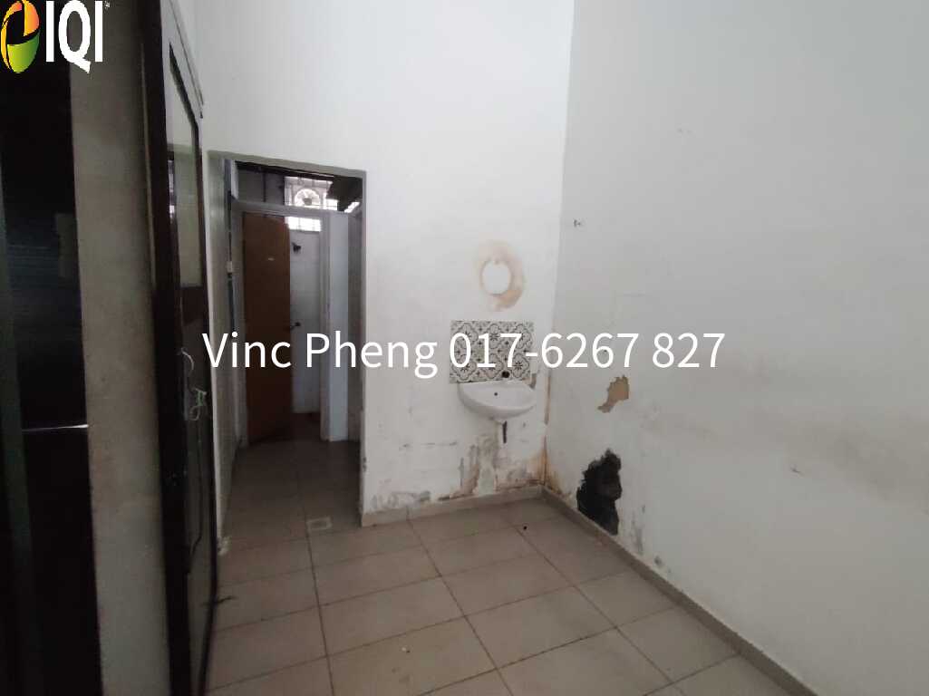 PRIME LOCATION 3-Storey Shoplot @ Cheng Utama image