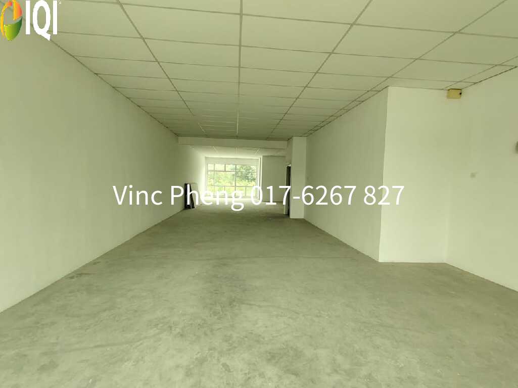 PRIME LOCATION 3-Storey Shoplot @ Cheng Utama image