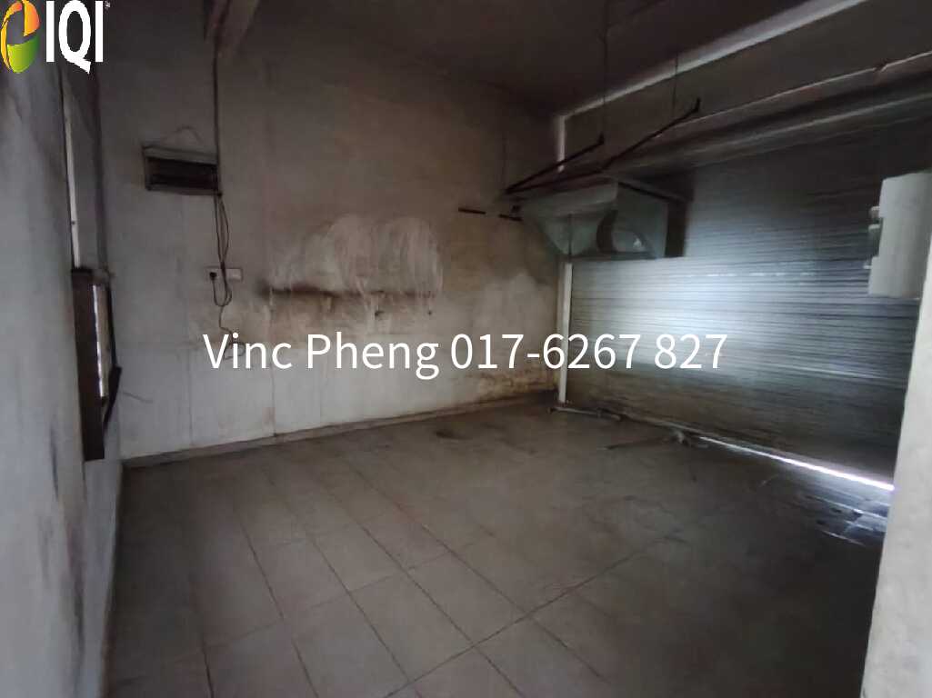 PRIME LOCATION 3-Storey Shoplot @ Cheng Utama image