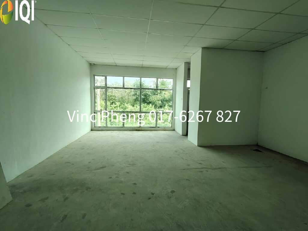 PRIME LOCATION 3-Storey Shoplot @ Cheng Utama image